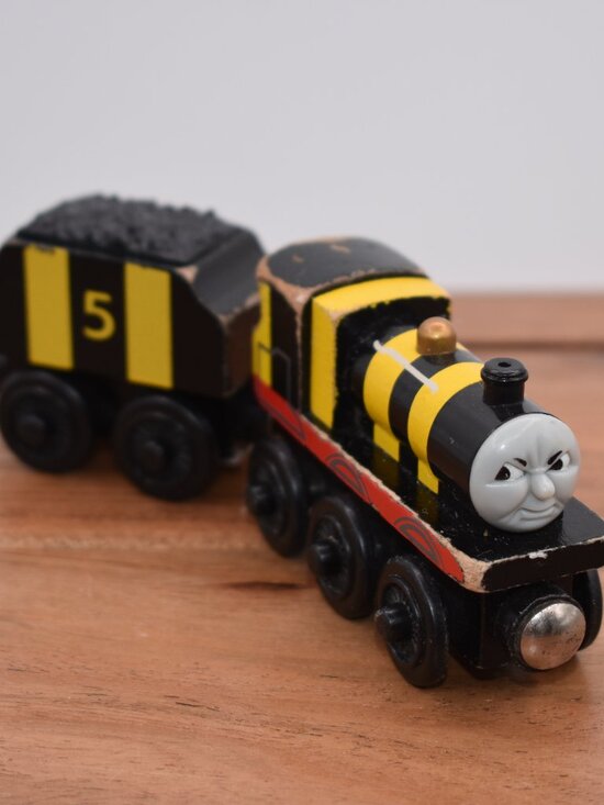 Busy As a Bee James and Tender Thomas & Friends Wooden Railway Engine 2003 Train - Picture 1 of 11